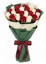 Букет Микс из красных и белых роз в Нефедьево