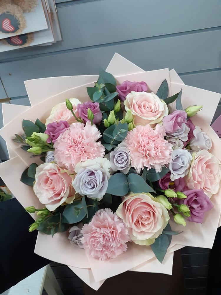 Букет цветов из: Розы, Гвоздики и Лизиантусы в Нефедьево